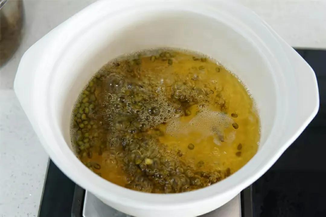 绿豆汤怎么熬出来是红色的？隔夜了还能喝吗？附做法步骤-第9张图片