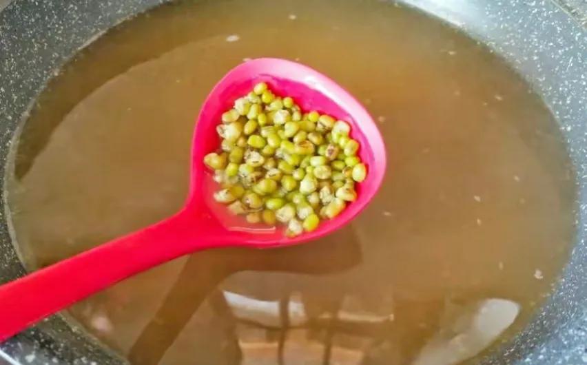 绿豆汤怎么熬出来是红色的？隔夜了还能喝吗？附做法步骤-第15张图片
